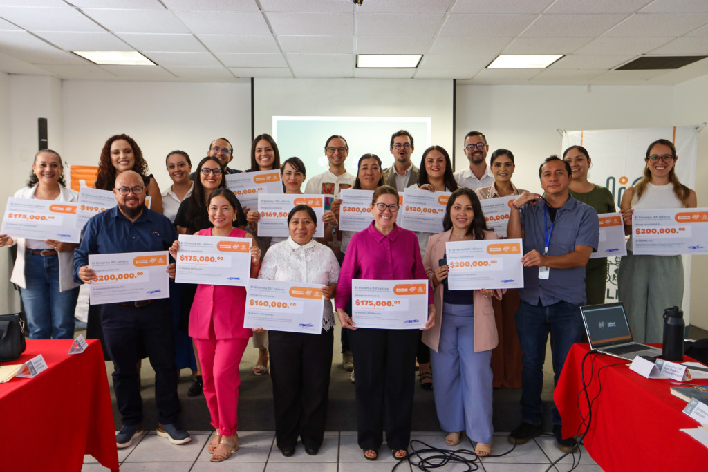 Foto oficial con representantes de Proyectos ganadores